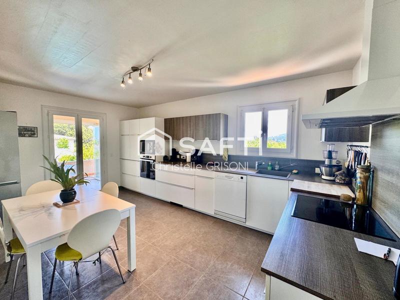 Maison - 210 m² - 6 pièces