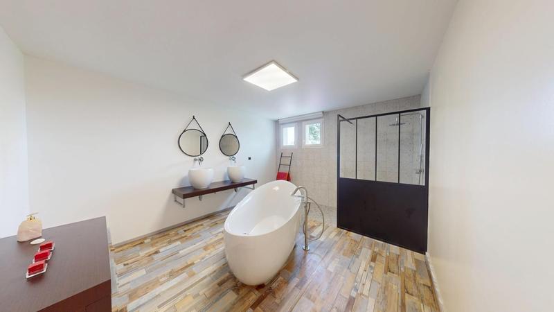 Maison - 325 m² - 8 pièces