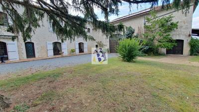 Maison - 221 m² - 9 pièces