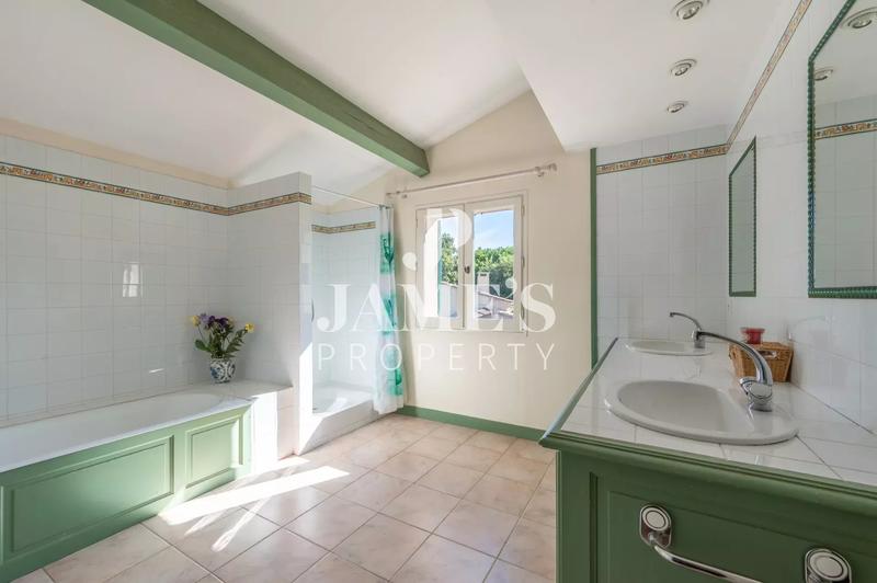 Maison - 255 m² - 3 pièces