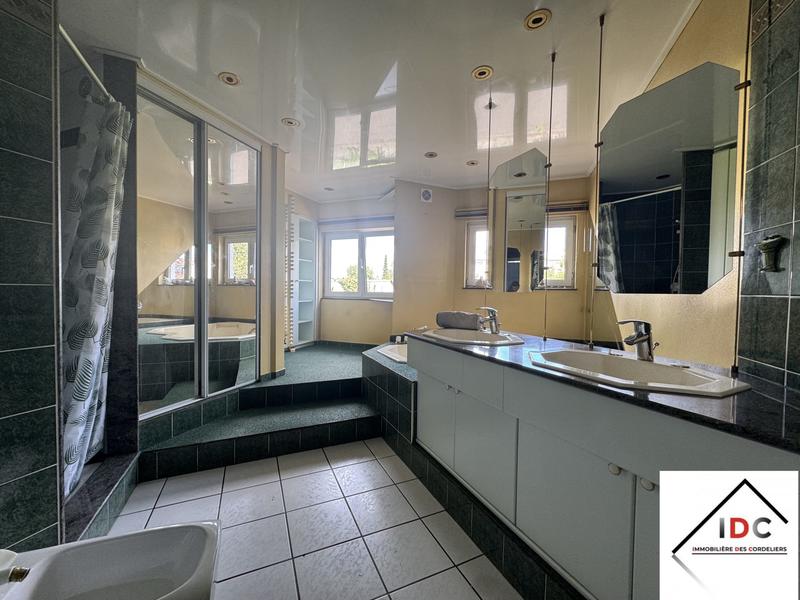 Maison - 418 m² - 10 pièces