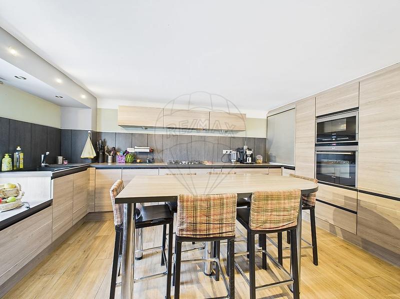 Maison - 203 m² - 6 pièces