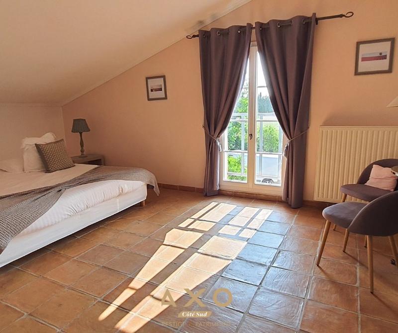 Mas - 1 000 m² - 14 pièces