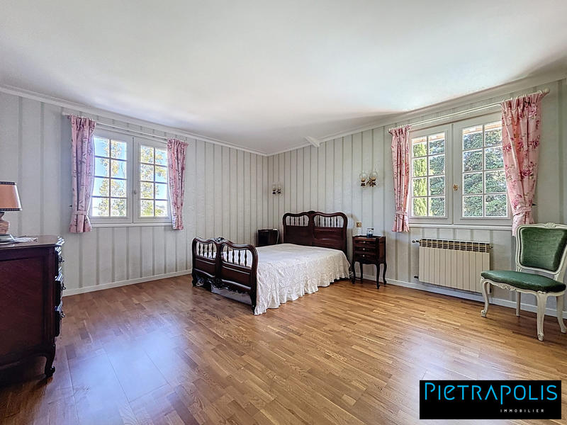 Maison - 278 m² - 9 pièces