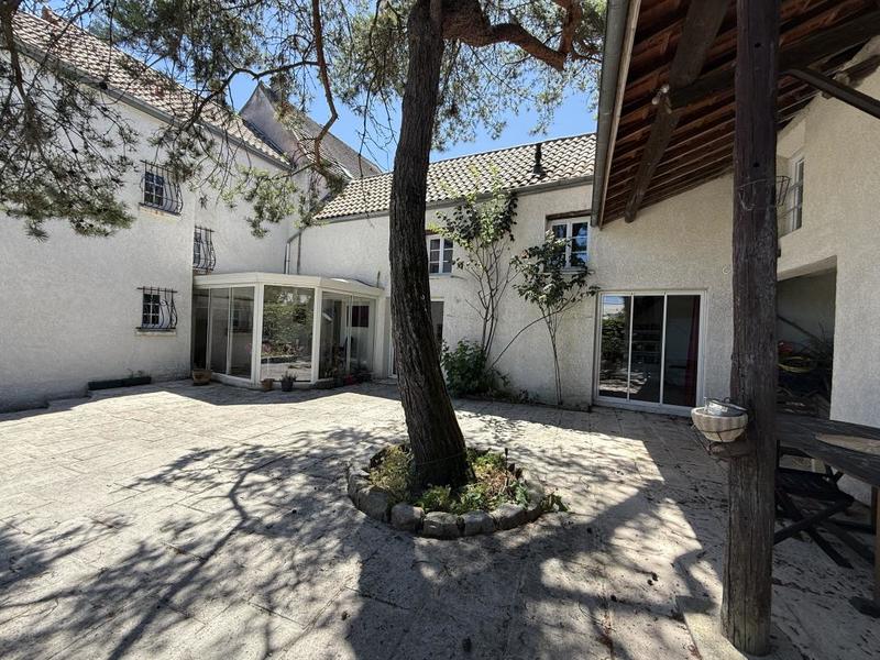 Maison - 250 m² - 10 pièces