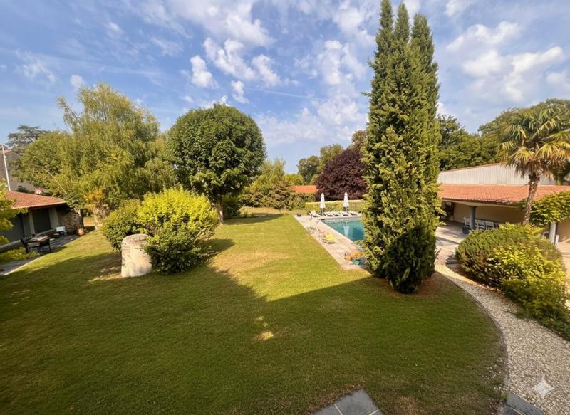 Maison - 270 m² - 6 pièces