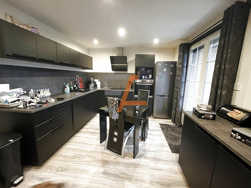 Maison - 237 m² - 9 pièces