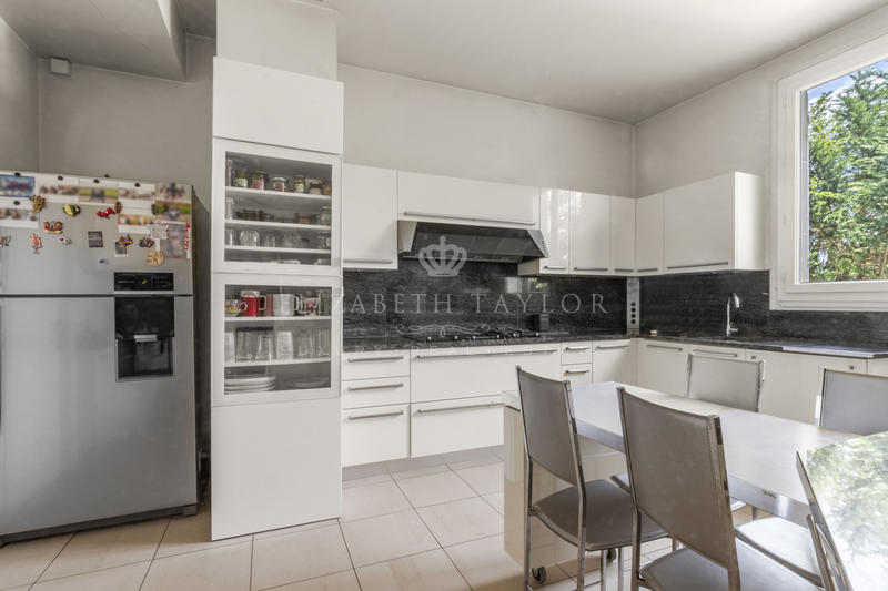 Maison - 298 m² - 10 pièces