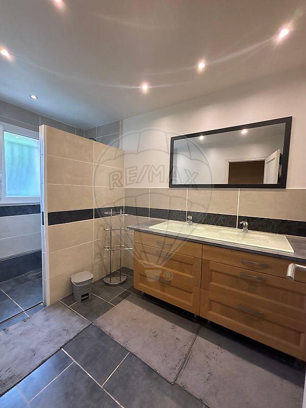 Maison - 180 m² - 8 pièces