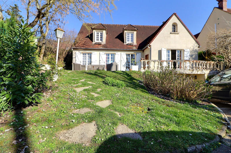 Maison - 255 m² - 8 pièces
