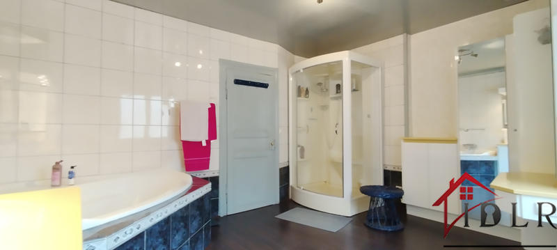 Maison - 242 m² - 8 pièces