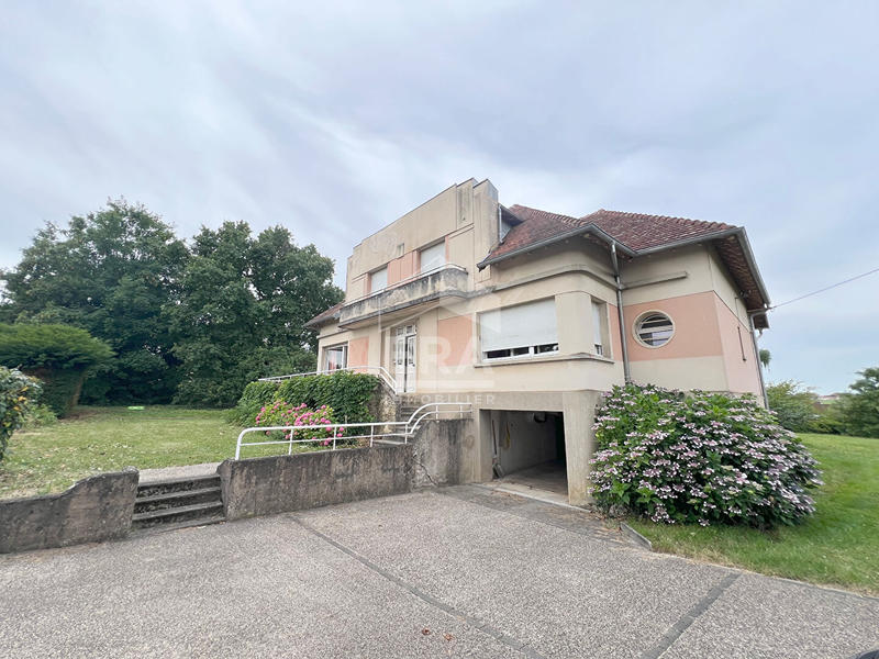 Maison - 216 m² - 9 pièces