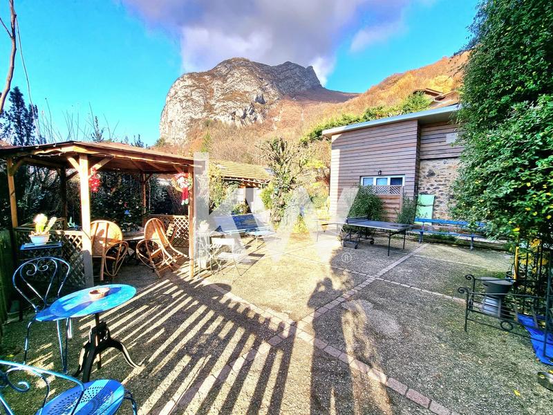 Maison - 280 m² - 11 pièces