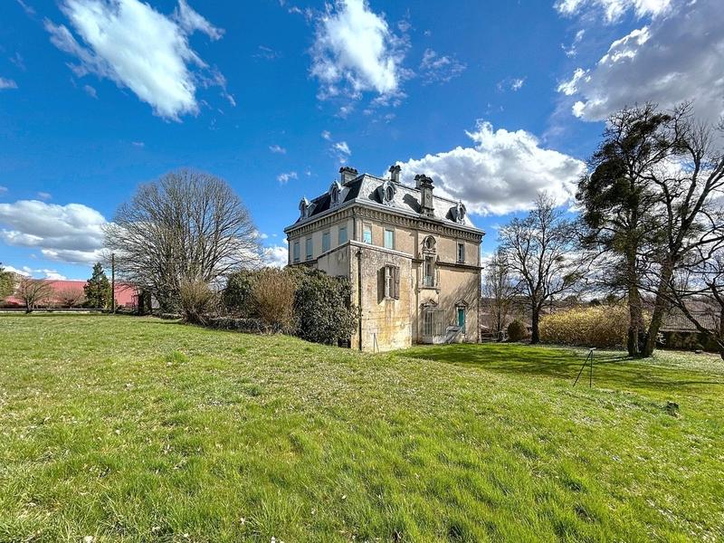Château - 250 m² - 16 pièces