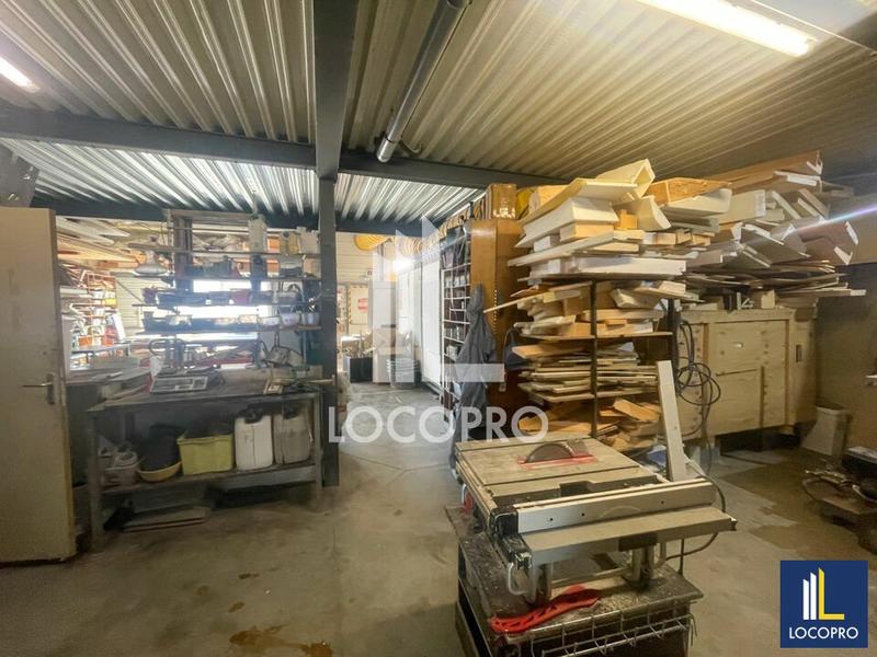 Local d'activité / Entrepôt - 251 m²