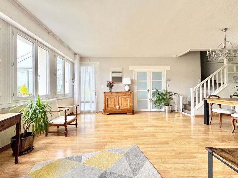 Maison - 219 m² - 8 pièces