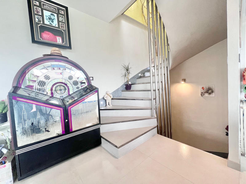 Propriété - 190 m² - 6 pièces