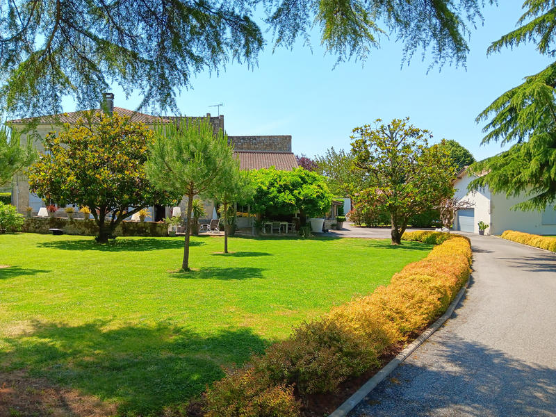 Maison - 300 m² - 6 pièces