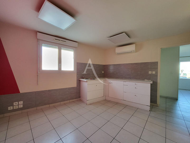 Local commercial - 110 m² - 8 pièces