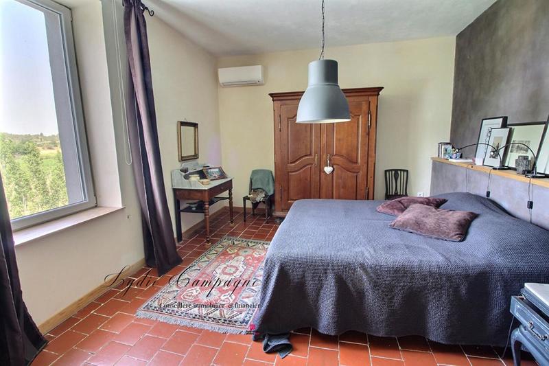 Demeure - 305 m² - 11 pièces