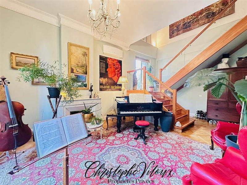 Propriété - 240 m² - 7 pièces