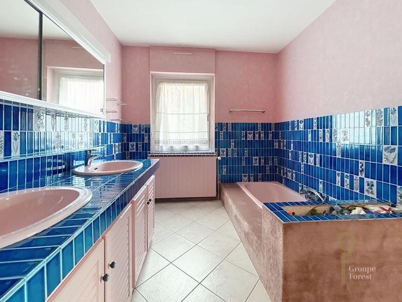 Maison - 242 m² - 7 pièces