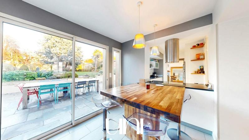 Maison - 232 m² - 8 pièces