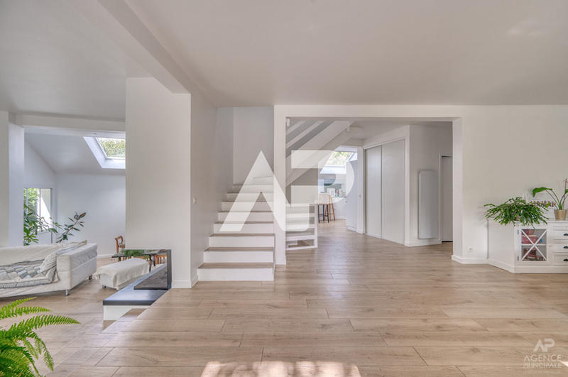 Maison - 337 m² - 8 pièces