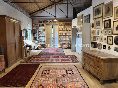 Propriété - 1 166 m² - 15 pièces