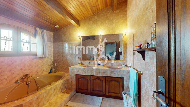 Maison - 231 m² - 7 pièces