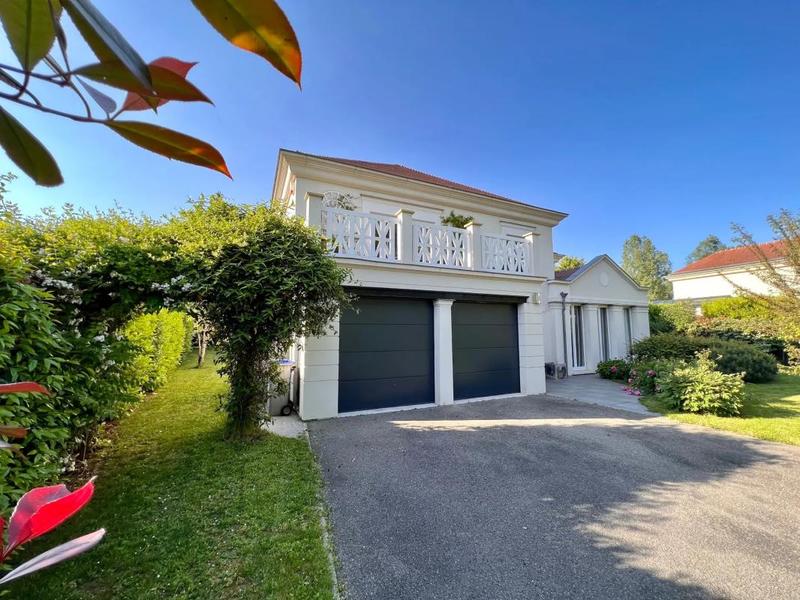 Villa - 212 m² - 8 pièces