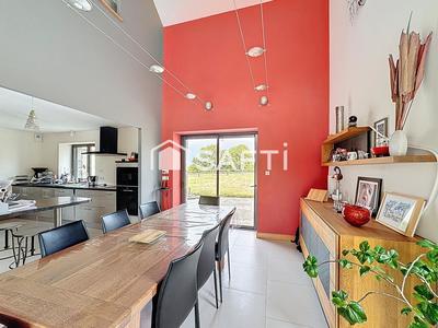 Maison - 220 m² - 8 pièces