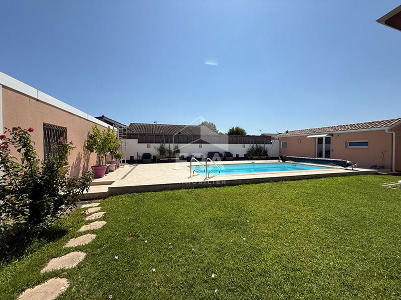 Maison - 235 m² - 8 pièces