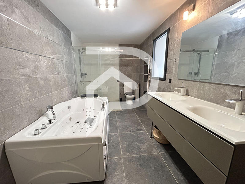 Maison - 231 m² - 5 pièces