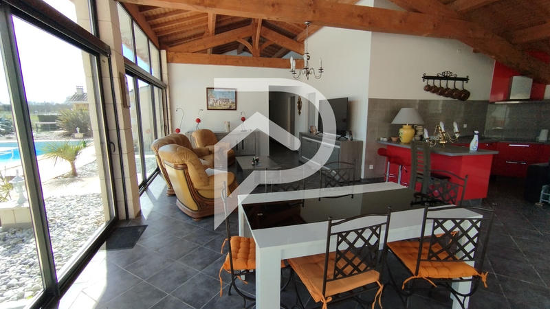 Maison - 650 m² - 17 pièces