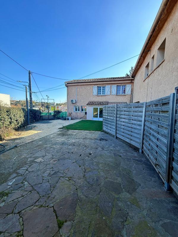 Maison - 240 m² - 11 pièces