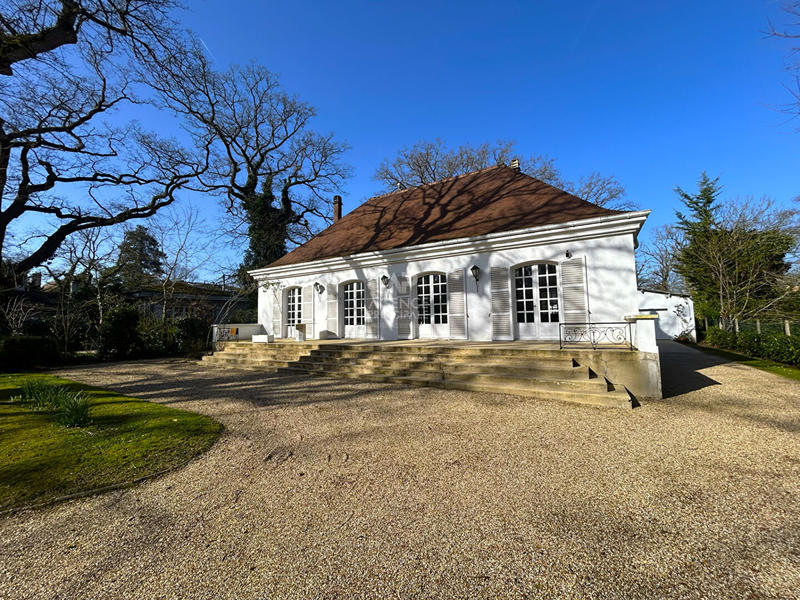 Maison - 215 m² - 9 pièces