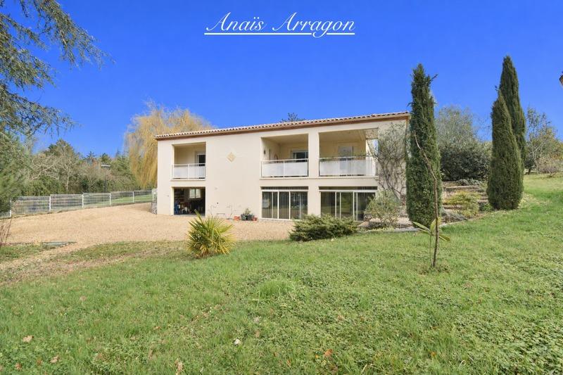 Maison - 230 m² - 6 pièces