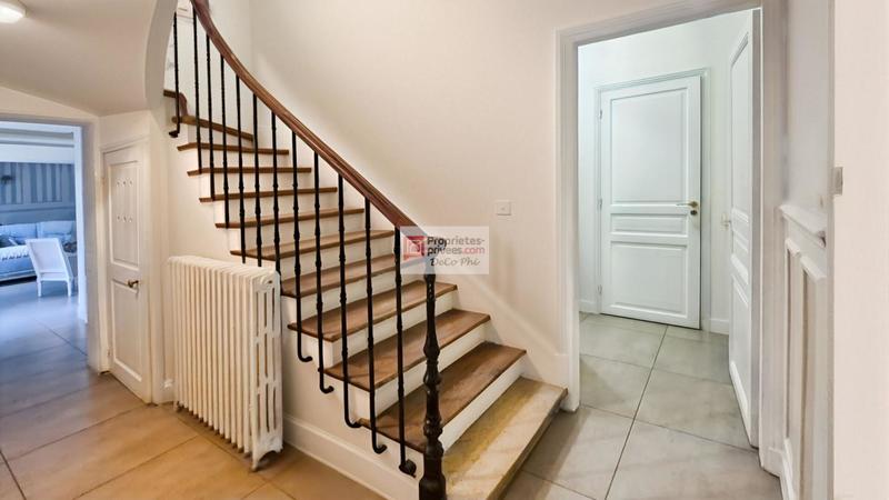 Maison - 280 m² - 9 pièces