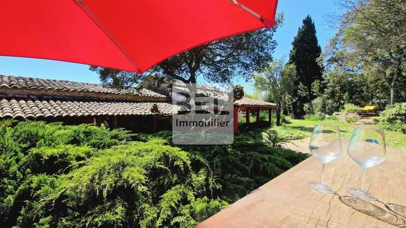 Propriété - 750 m² - 25 pièces