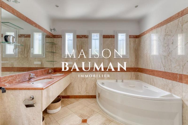 Villa - 212 m² - 9 pièces