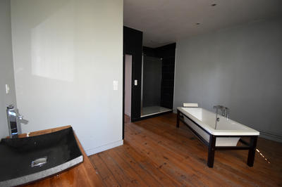 Maison - 230 m² - 8 pièces