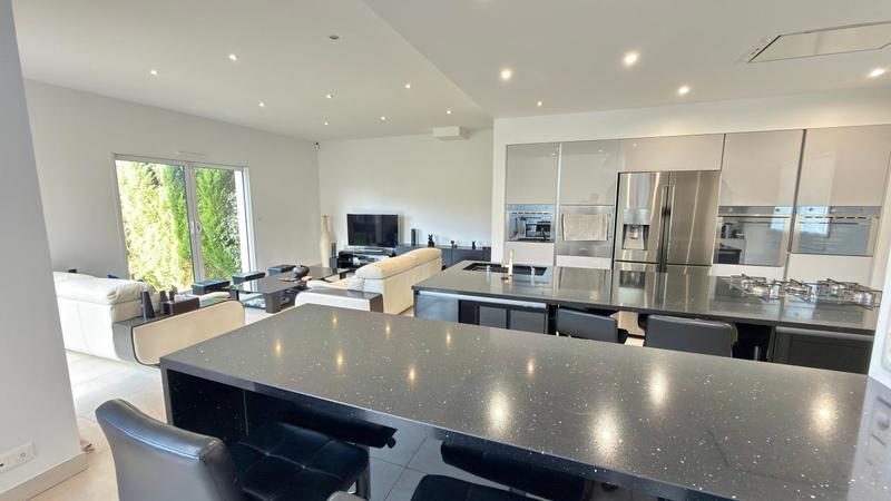 Maison - 261 m² - 6 pièces