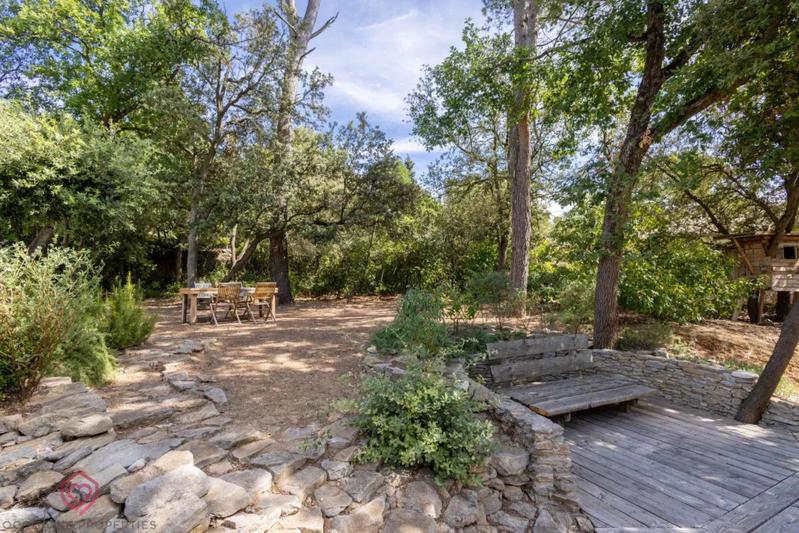 Propriété - 345 m² - 9 pièces