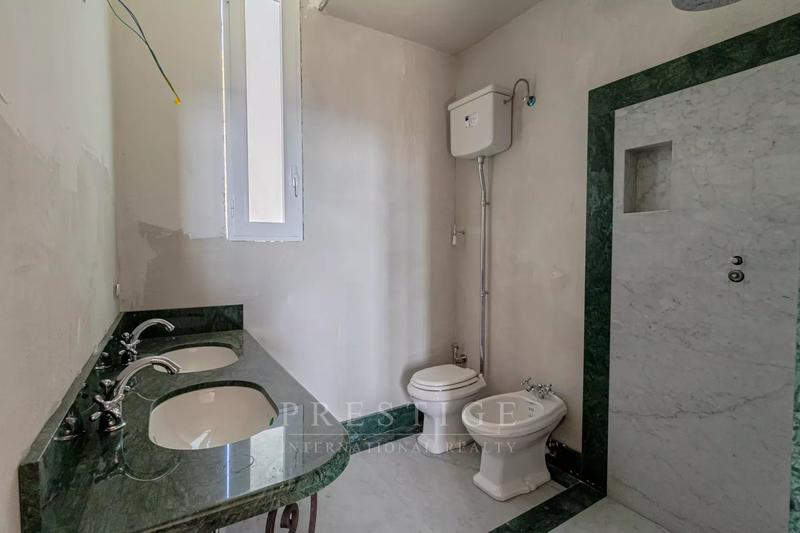 Maison - 241 m² - 8 pièces