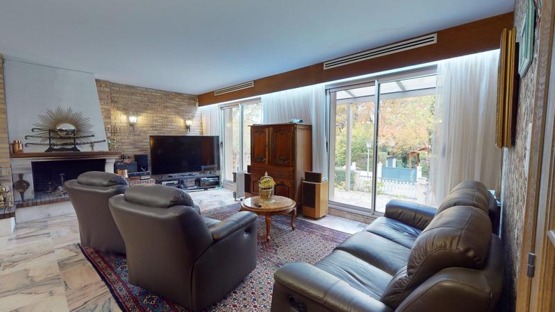 Maison - 330 m² - 8 pièces