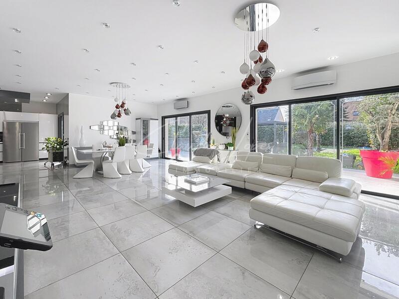 Maison - 368 m² - 9 pièces