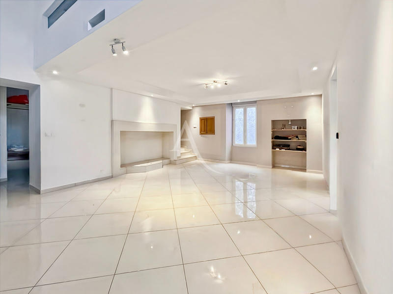 Maison - 240 m² - 7 pièces