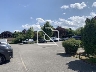 Terrain commercial - 2 300 m²