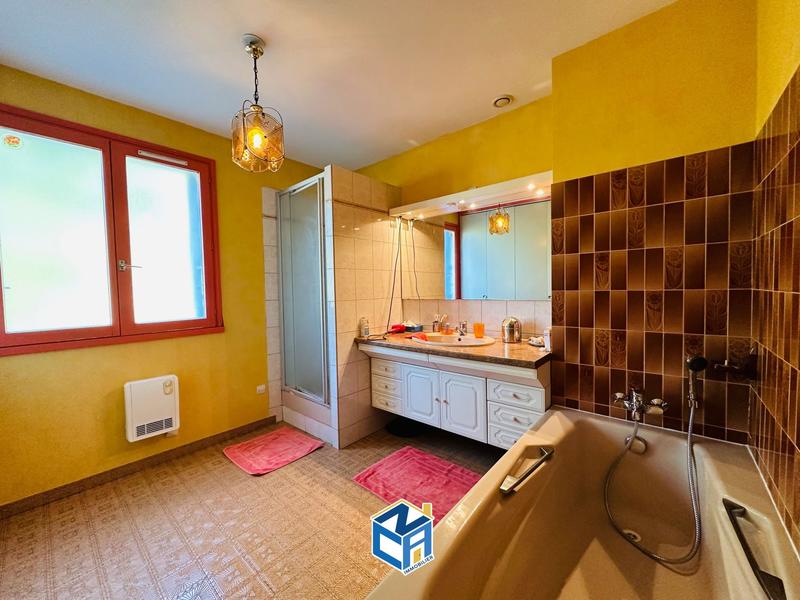 Maison - 214 m² - 9 pièces